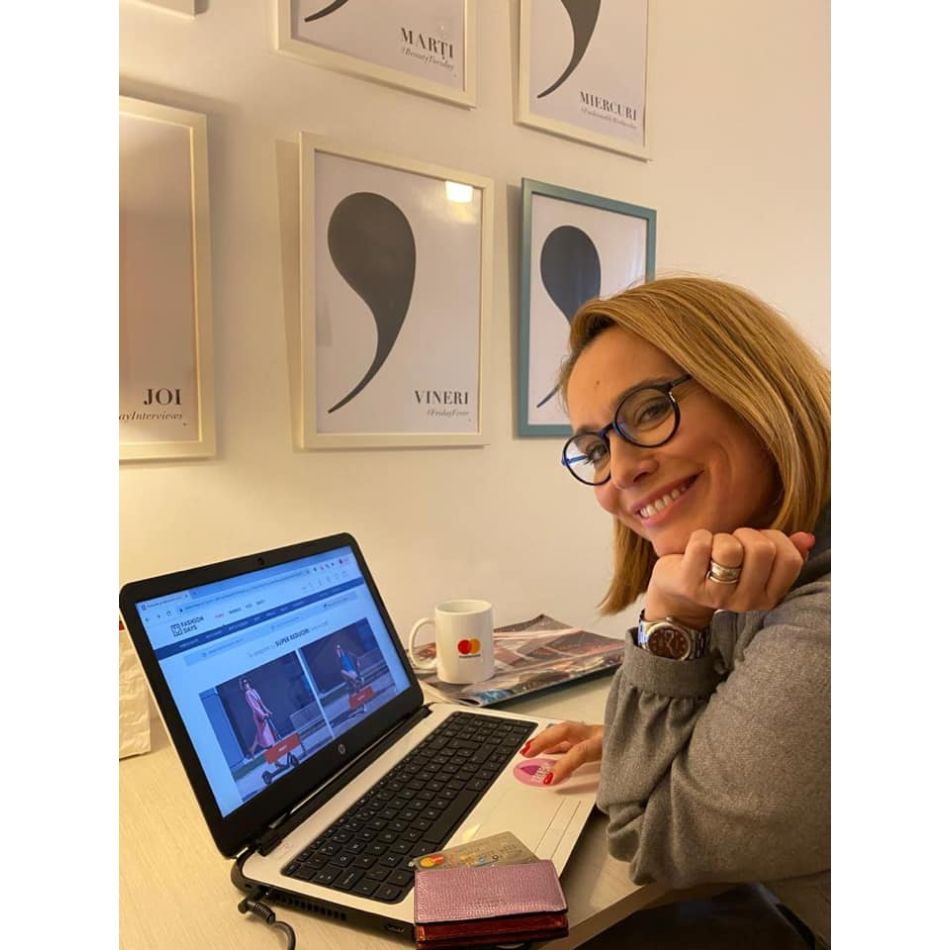 Fotografii de colecție cu Andreea Esca, de pe vremea când își făcea debutul în televiziune. Cât de mult s-a schimbat vedeta?