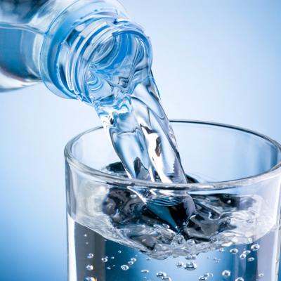 Răcorește-te cu stil: sticle de apă și recipiente cu design fresh