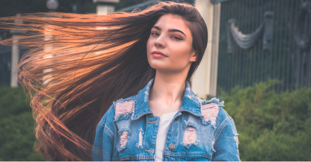 Cum îngrijești părul foarte lung: de la spălat la coafat