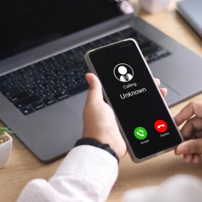 Apeluri false cu roboți sau voce AI: cum recunoști și eviți înșelătoriile
