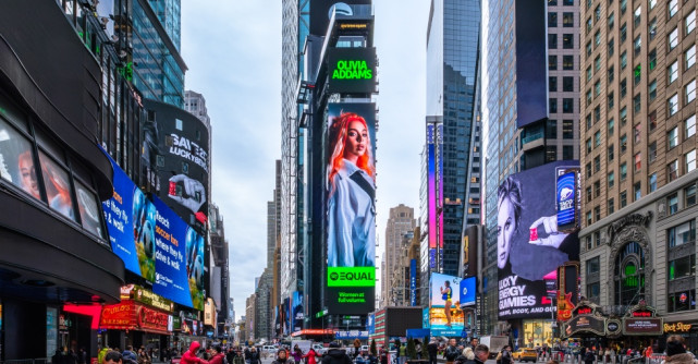 Olivia Addams, finalistă Eurovision, ajunge pe billboard în Times Square chiar înainte de marea finală