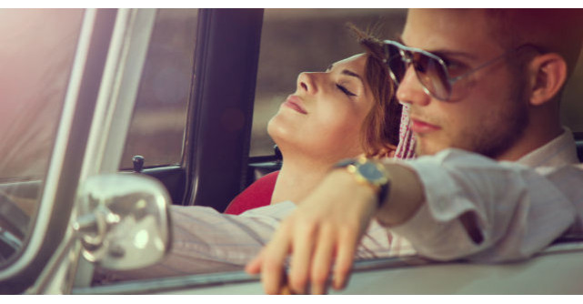 Acest barbat este oprit de politist pentru ca a depasit viteza legala. Ce face sotia? Nu pot sa cred!