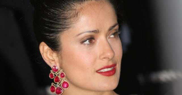 Video incredibil: Salma Hayek, striptease la 45 de ani