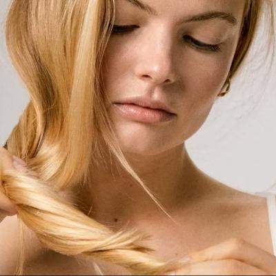 Adio, vârfuri despicate! Ghidul complet pentru păr neted și sănătos