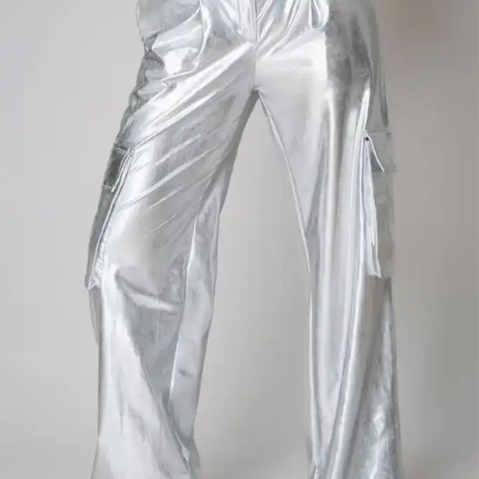 Strălucirea modernă: Cum integrezi accente metalice în ținutele tale