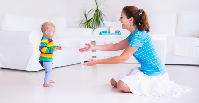 Mersul la bebeluși: ce este și ce nu este normal