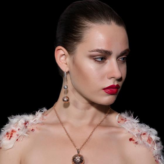 Cercei masivi cu pietre si decoratiuni: vezi ce modele de bijuterii se poarta acum