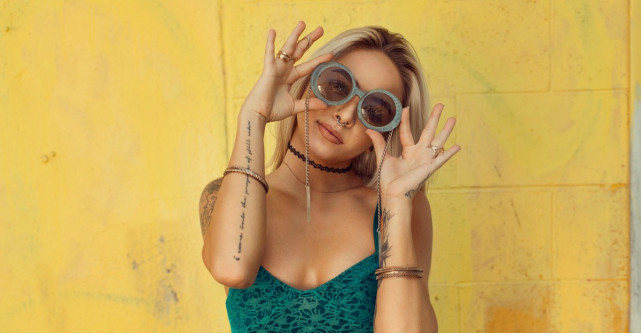 Cum să îți asortezi ochelarii de soare la ținută