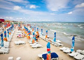 Sezonul de vară 2025 îi face pe români mai atenți la bugetul de vacanță.