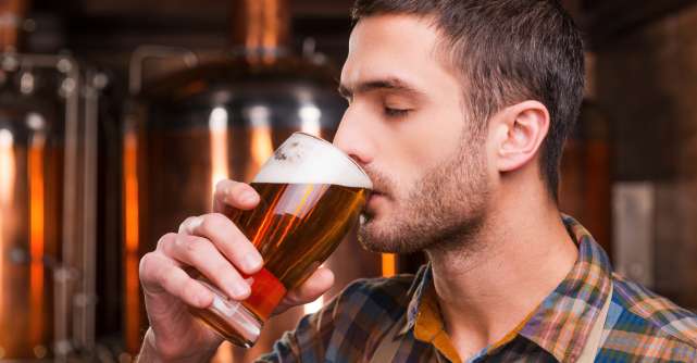 Câte calorii are berea blondă, brună, nefiltrată, fără alcool sau fructată? Berea îngrașă?