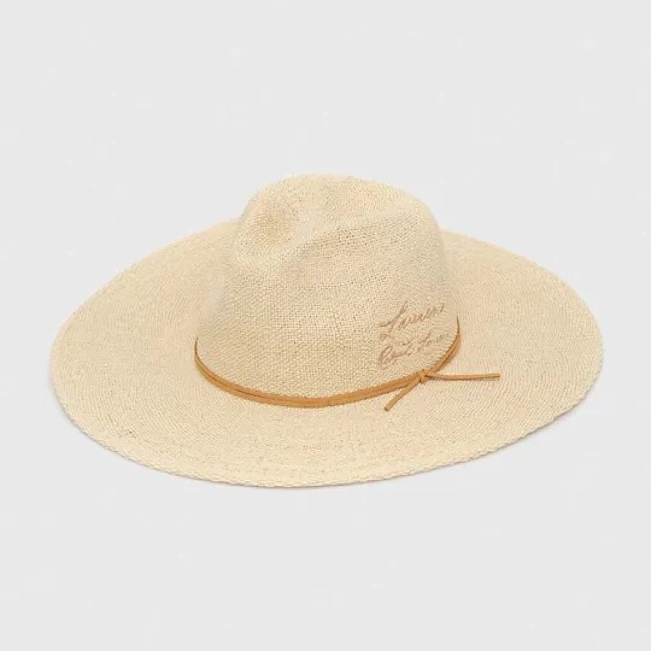 CHIC ȘI PROTEJATĂ DE SOARE CU 20 DE PĂLĂRII ȘI ȘEPCI