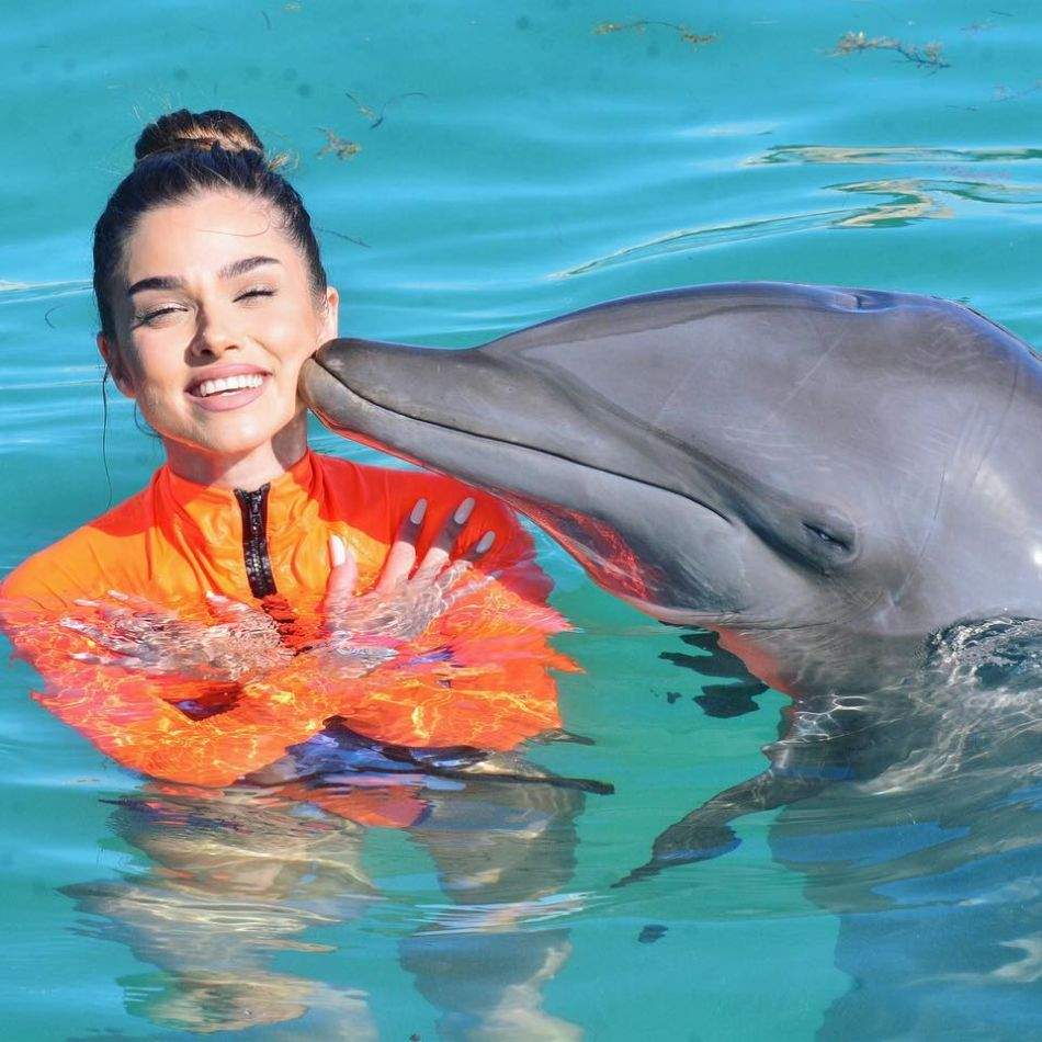 Theo Rose, prima vacanță cu micuțul Sasha! Cum s-a pozat artista în costum de baie, la o lună după ce a născut?