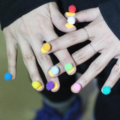 Cel mai vesel trend in nail art: Pom-Pom nails 