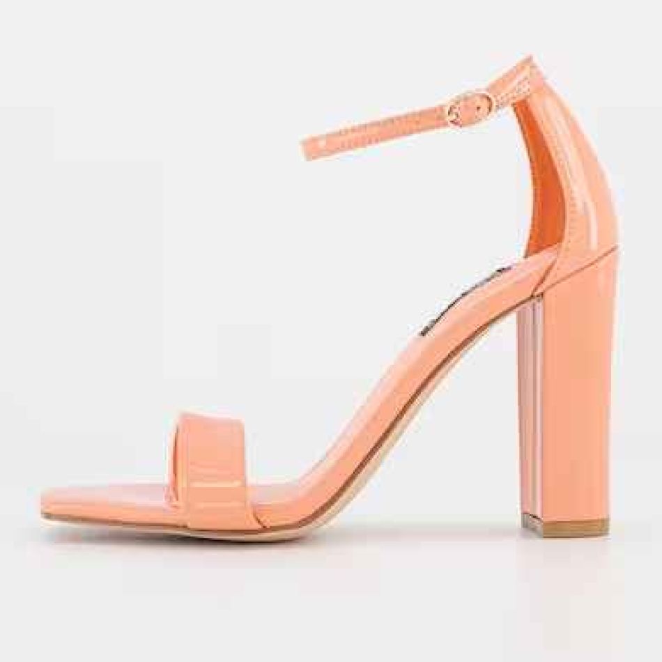 Peach Fuzz: Culoarea anului 2024 în modă