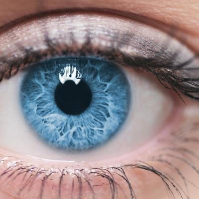 Secretul oamenilor cu ochi albastri