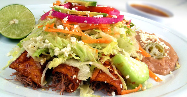 Enchilada cu fasole neagra, varianta simpla si reinterpretata: Pranzul hranitor pe care-l vei adora