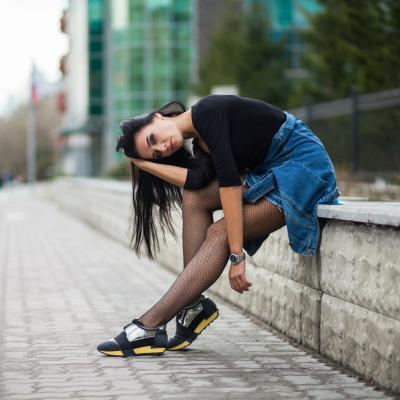 5 moduri de a purta fusta din denim iarna asta