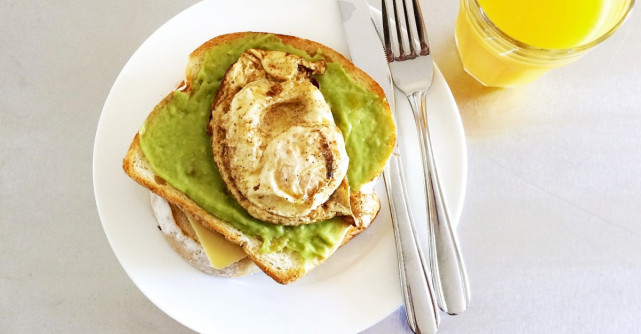 Crema de avocado cu pesto pentru micul dejun si 7 combinatii delicioase pentru fiecare zi a saptamanii