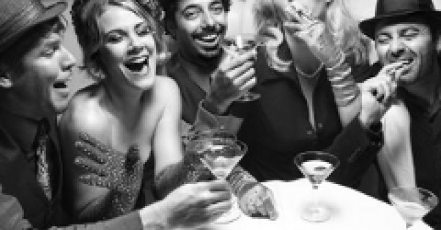 Video: Fumeaza si bea la greu in noul clip