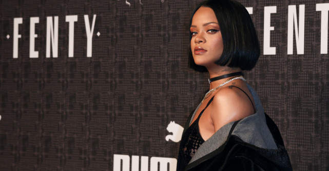 Rihanna și fiica ei, ținute asortate la petrecerea de un an a micuței Rocki. Rochii roz create special de Dior