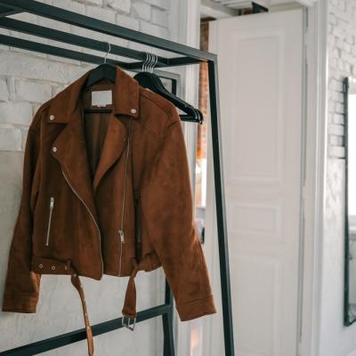 Geaca din velur maro – piesa-vedetă care transformă toamna într-un spectacol al stilului