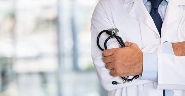 Un medic demis în Marea Britanie pentru abuzuri sexuale își continuă activitatea în România. Detaliile investigației 