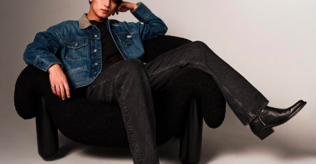 Membrul trupei SEVENTEEN, îmbrăcat în denimul colecției de Primăvară 2025 Calvin Klein