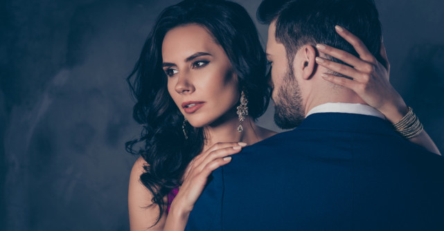Îți e greu să te relaxezi în pat? 9 semne că mintea îți taie plăcerea și cum revii la libidou