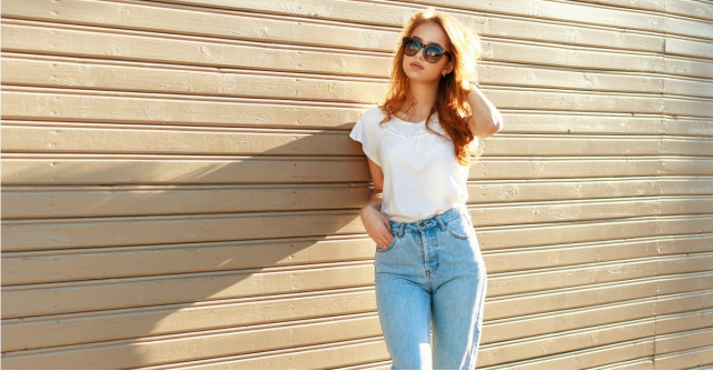 Jeansii Mom fit impart trendurile actuale cu blugii boyfriend