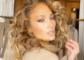 Jennifer Lopez a împlinit astăzi 53 de ani. Vedeta a făcut un pictorial nud și și-a promovat noua linie de cosmetice