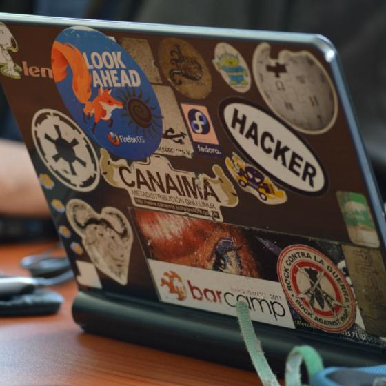 Imbraca-ti laptopul cu cele mai cool stickere!