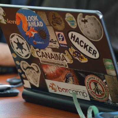 Imbraca-ti laptopul cu cele mai cool stickere!