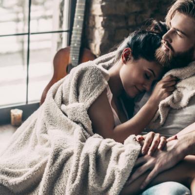 5 Semne ca ii place de tine (insa inca nu stie cum sa iti spuna)