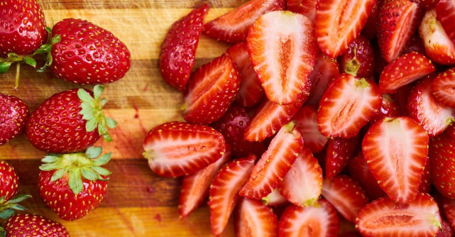 Salata cu rucola, capsune, menta si branza de capra: Ideea perfecta pentru o cina de vara