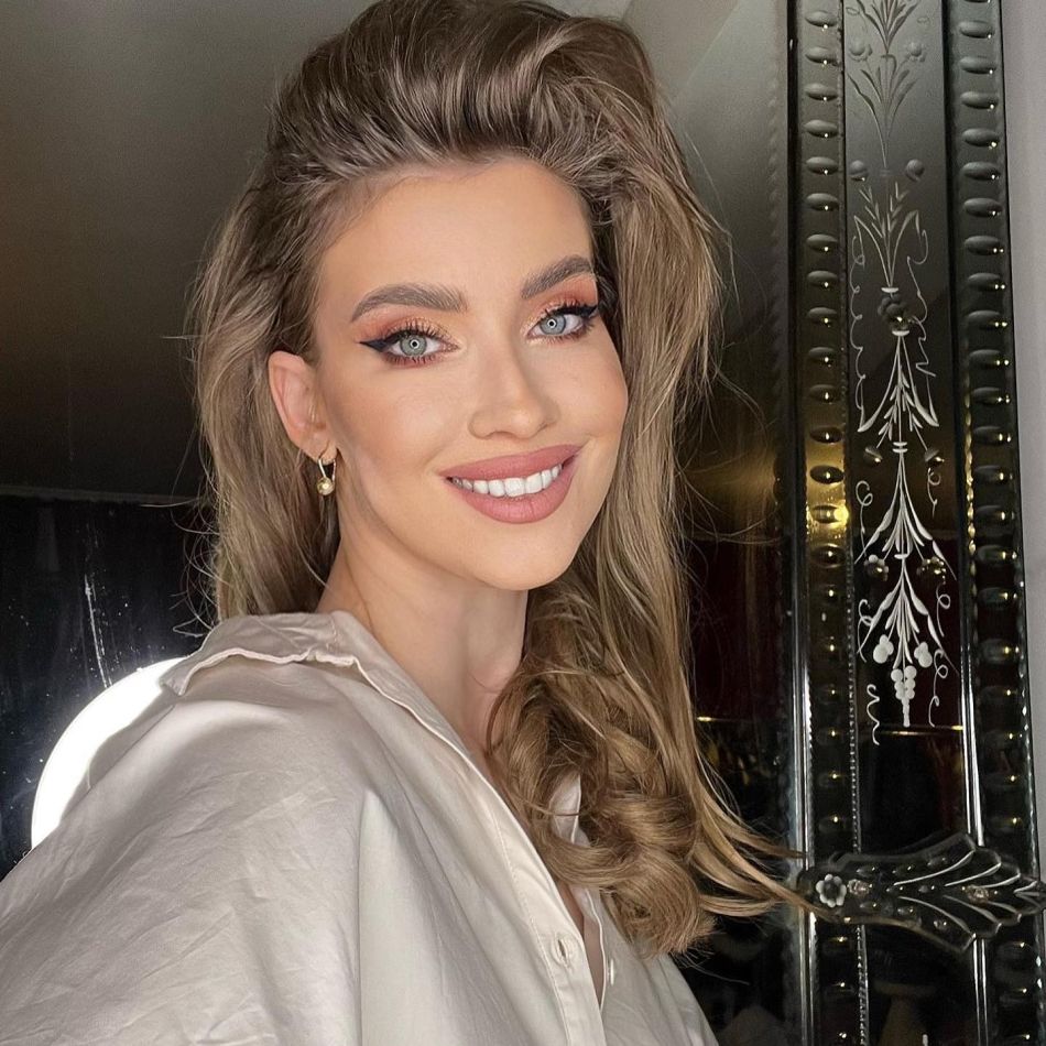 După ce a avut o găină ca animal de companie, Iulia Albu a surprins din nou! Ce animal și-a luat de această dată?