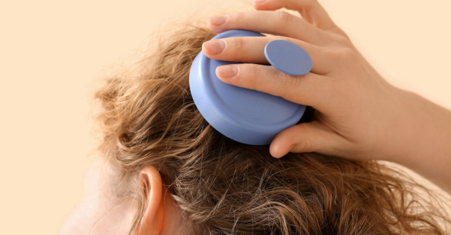 Scrub natural pentru scalp: cum să îți cureți și hrănești părul acasă