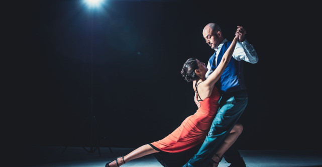 Când un bărbat te iubește cu adevărat, face aceste 7 lucruri în pat