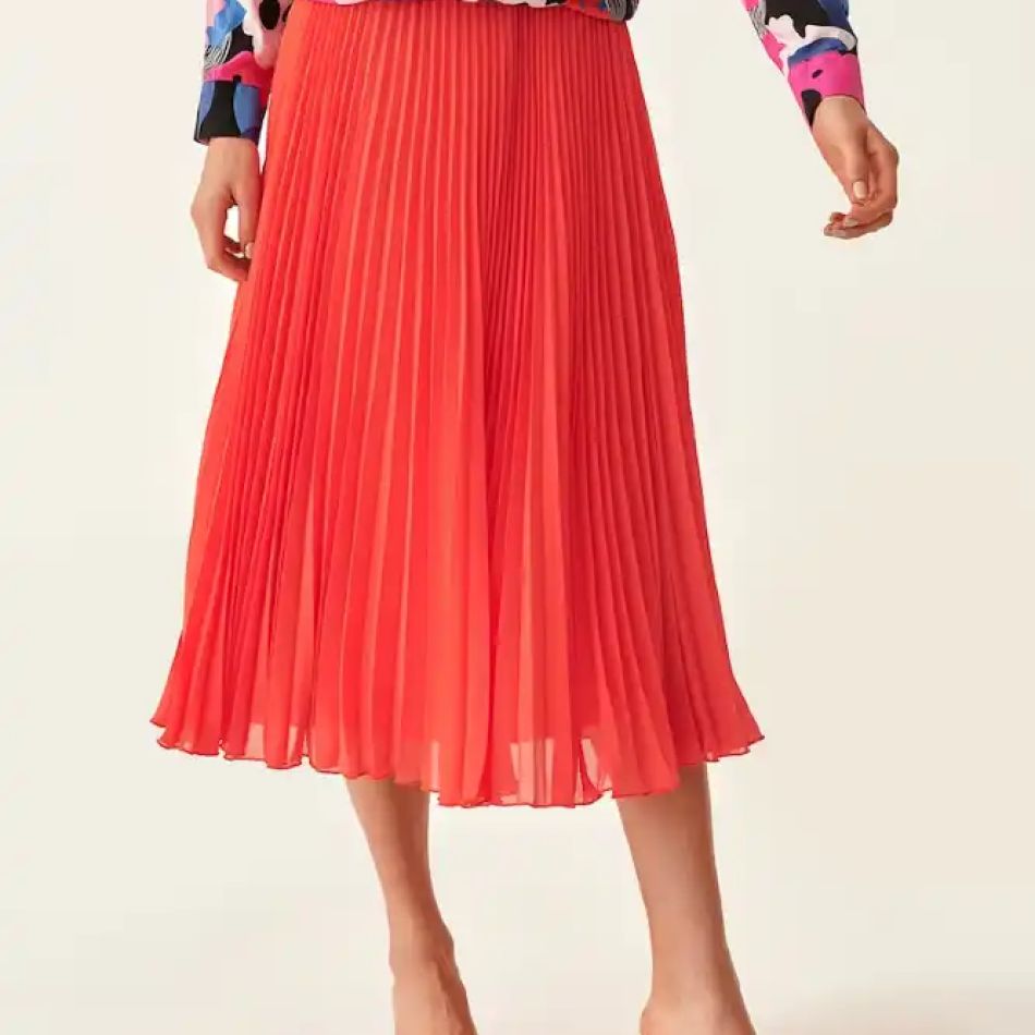 Cum integrăm nuanțele de roșu în ținute? 20 de piese vestimentare pentru anul 2024