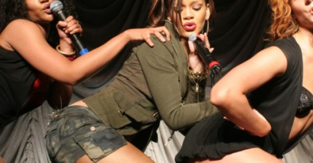 Rihanna si Jennifer Lopez vin cu Stirile zilei