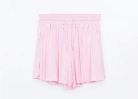 Cum purtăm pantalonii scurți de damă în sezonul cald?