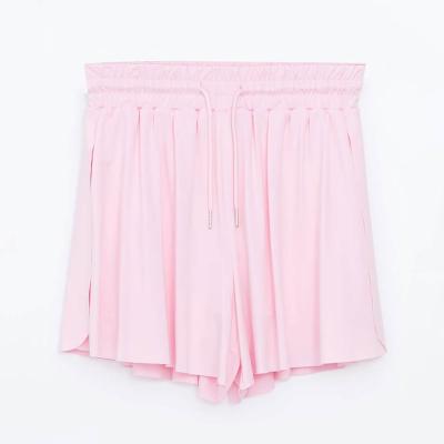 Cum purtăm pantalonii scurți de damă în sezonul cald?