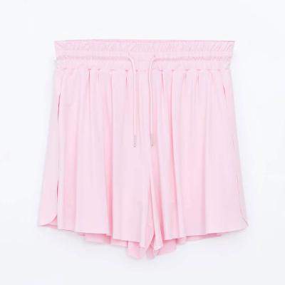 Cum purtăm pantalonii scurți de damă în sezonul cald?