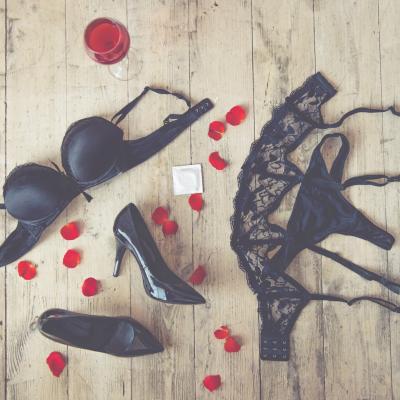 Lenjerie intima sexy in 6 seturi negre misterioase