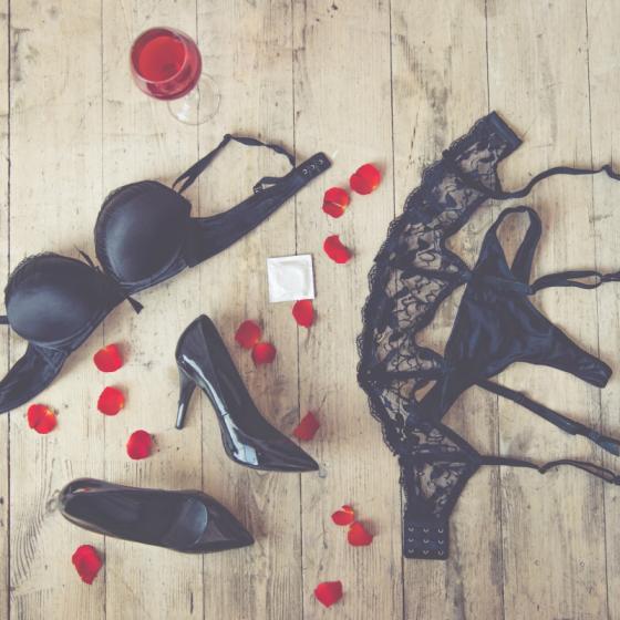 Lenjerie intima sexy in 6 seturi negre misterioase