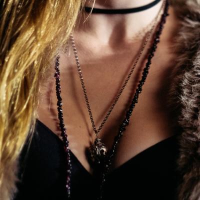 Vestele din blană purtate cu rochii vaporoase sunt uber-chic