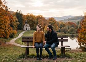 Când un flirt „nevinovat” devine o problemă serioasă în cuplu