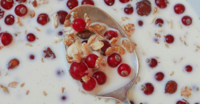 Micul dejun pentru toata saptamana: Budinca de ovaz cu prune, afine si coaja de lamaie