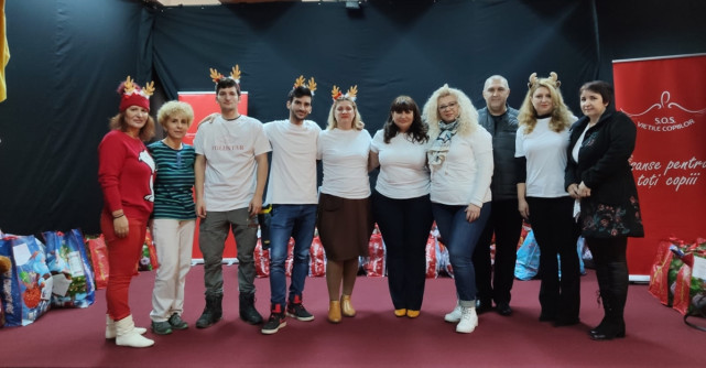 Spectacol de magie si daruri de la Moș Crăciun pentru copiii din 10 case de tip familial din Giurgiu