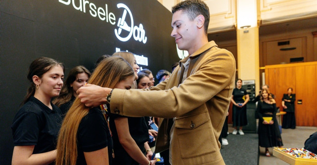 David Popovici și membri ai Lotului Național de Canotaj premiază 35 de tineri excepționali