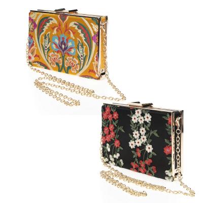 Genti si posete cu broderii florale: stilizeaza orice tinuta!